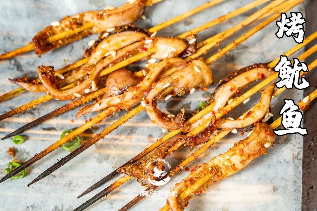 烤鱿鱼咀嚼起来柔嫩细腻而且十分入味,喜欢吃辣的可以多加辣哦~还有烤