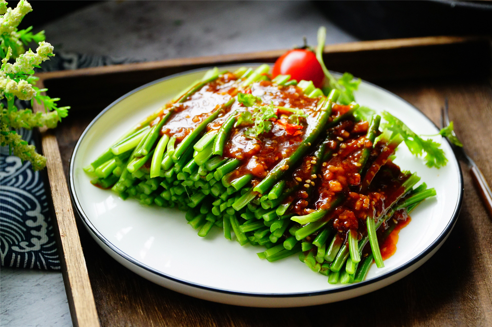 这菜会吃的人不多比凉拌黄瓜还爽口撕开拌一拌夏天吃刚好