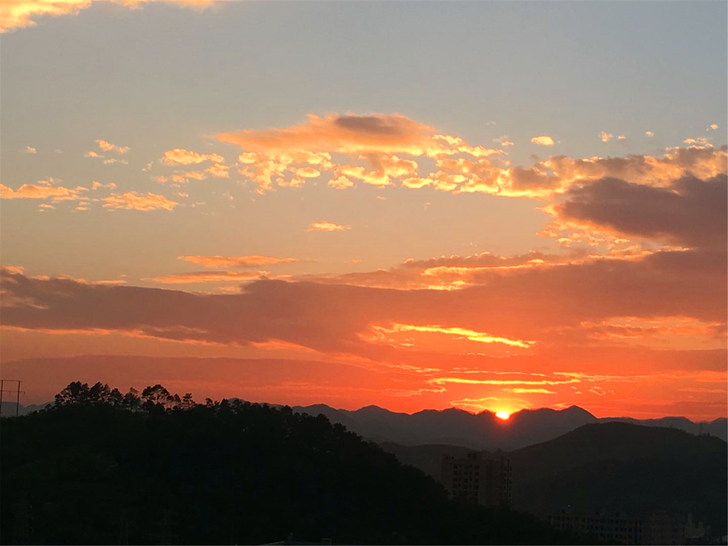 今日黄昏美景在你抬头的瞬间橐钥三州惊现蓬莱仙境
