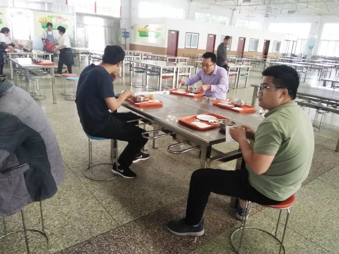 发现榜样展现榜样风采发扬榜样精神记身边的榜样张贤洪