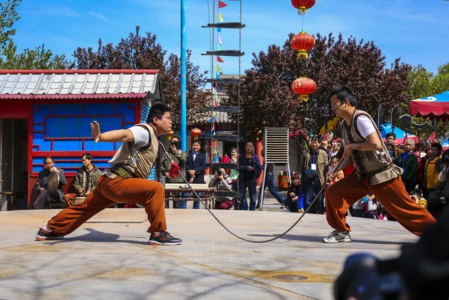 吴桥杂技大世界包括江湖文化城,滑稽动物园,红牡丹剧场,鬼手剧场,魔术