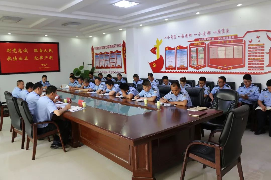 会上,交警大队副大队长贾文鑫宣读了《全县2019年高考期间道路交通