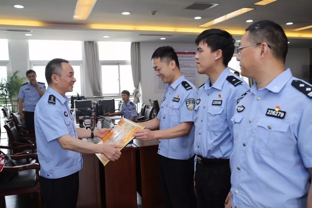 期间,严会东政委,朱福顺主任专门为在扫黑除恶专项斗争中受表彰的集体