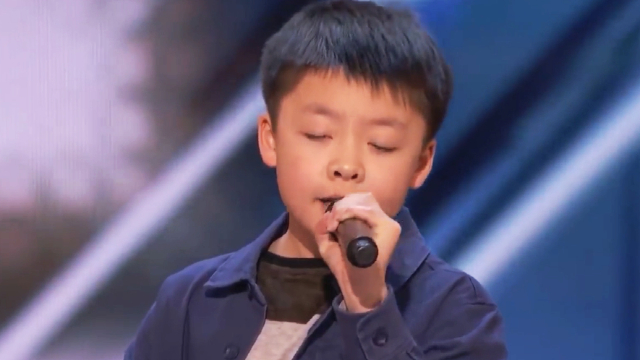 这个小男孩唱歌太好听