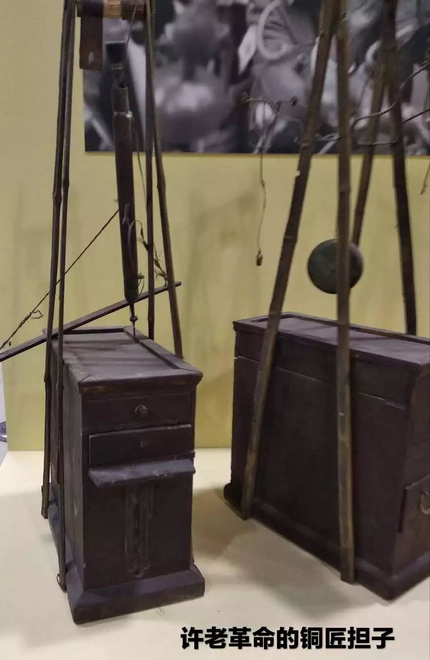解放前,就曾在这个老店工作过,他以铜匠担子为掩护,走街串巷送情报,曾