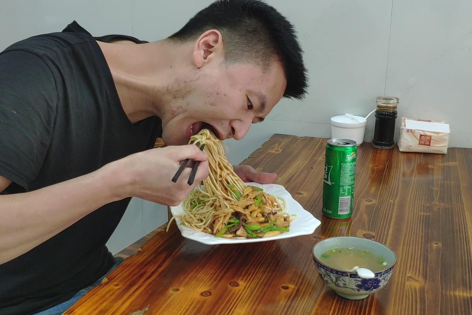 打工小伙去兰州拉面馆来一盘盖浇面一碗牛肉汤狼吞虎咽太爽了