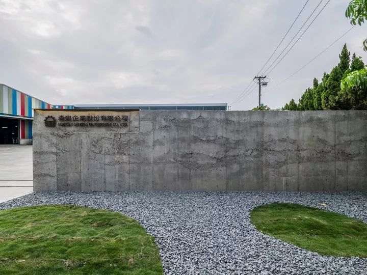 接待前台及户外形象墙采用泥做灌造技术,堆砌出天然独有的波纹层次,与