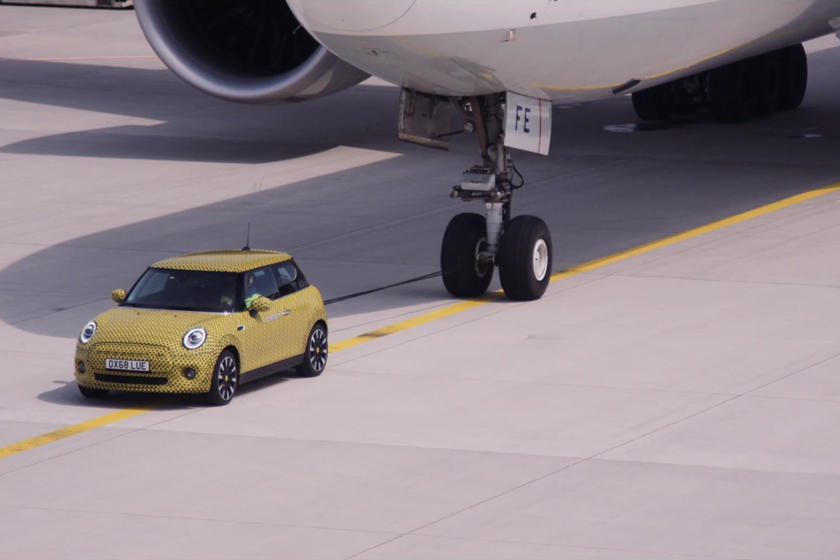 真正的小马拉大车minicooperse纯电动车拉150吨波音777f货机