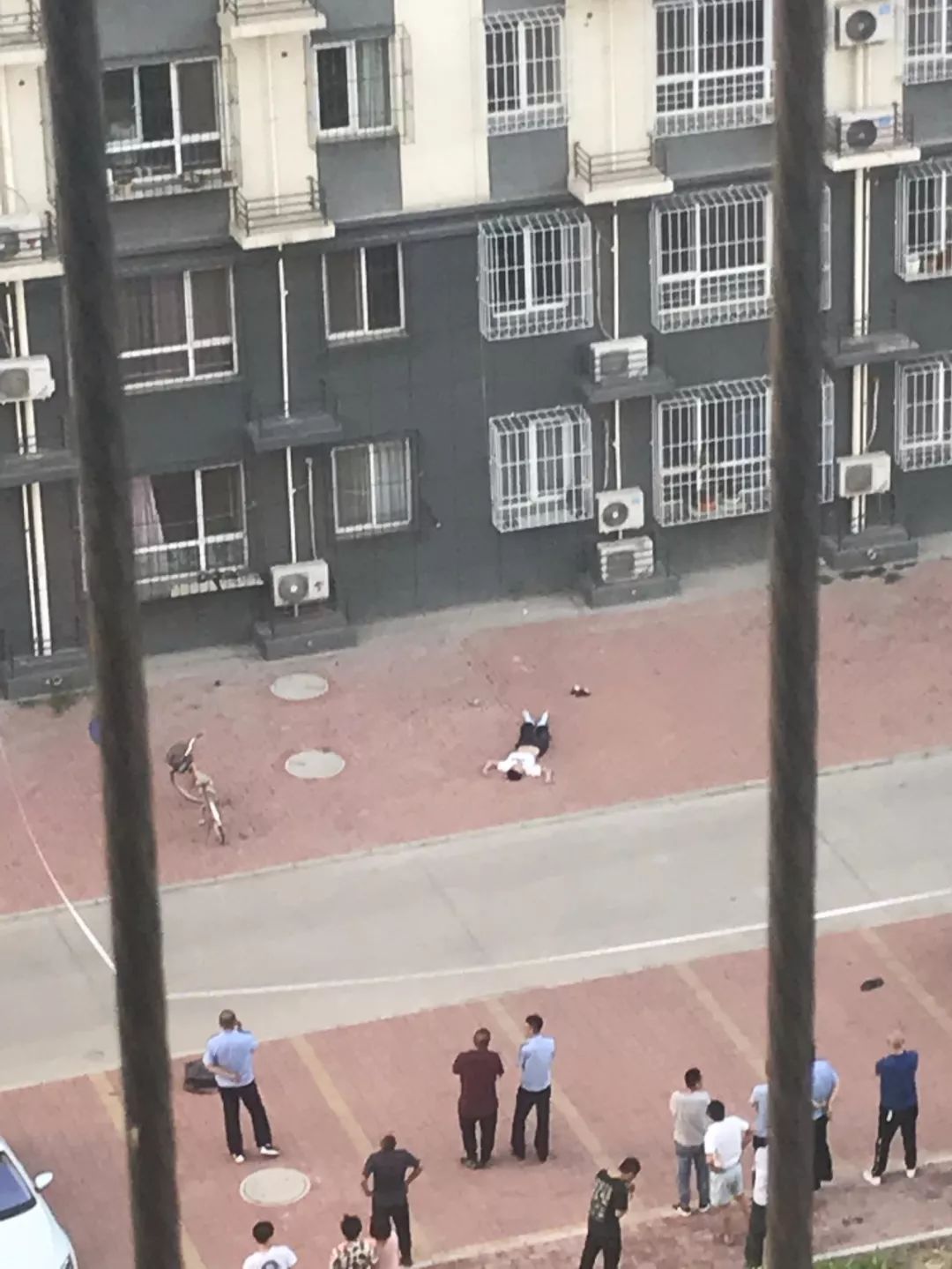 突发唐山一20岁左右年轻男子从高楼跳下当场