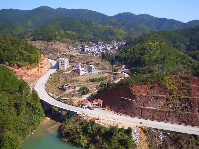 村口航拍里佳造福工程集中安置区里佳村"最美家庭评