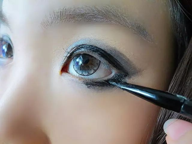 眼睛会显得越大将眼线画得非常粗是因为明星也喜欢拉长眼尾?