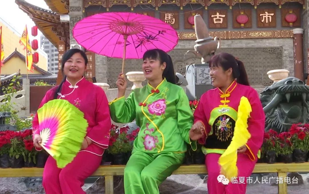 岷县花儿协会歌手在茶马古市激情开唱