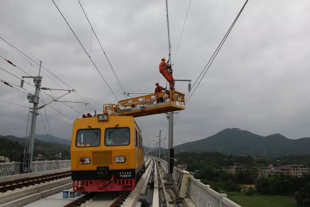 压接安装恒张力架设接触线接触网专业施工该工程位于昌赣客专的南段