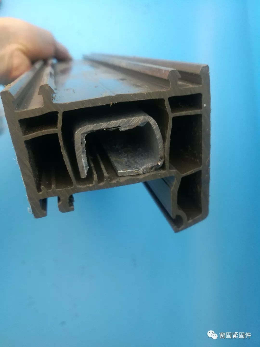 第二张图钢衬放置合理):窗固自攻自钻螺钉在门窗上的应用图★★性能
