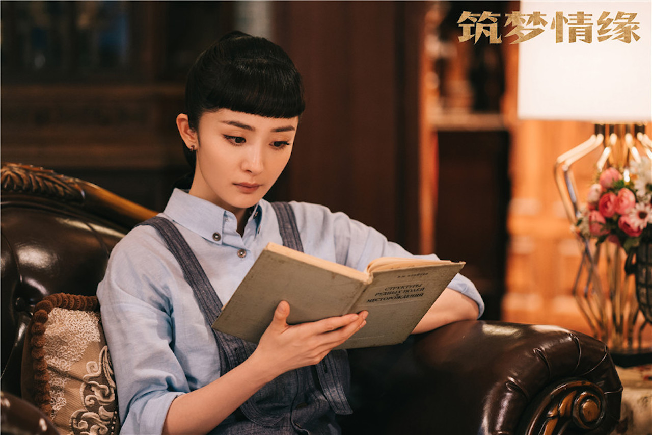 在剧中她所饰演的是富家大小姐,大建筑师傅函君