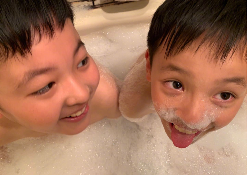 马景涛晒两儿子洗澡照片,兄弟俩做鬼脸卖萌太可爱了