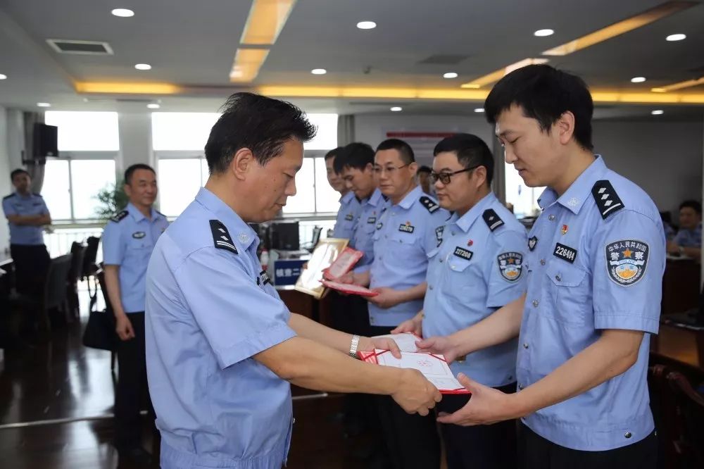 期间,严会东政委,朱福顺主任专门为在扫黑除恶专项斗争中受表彰的集体