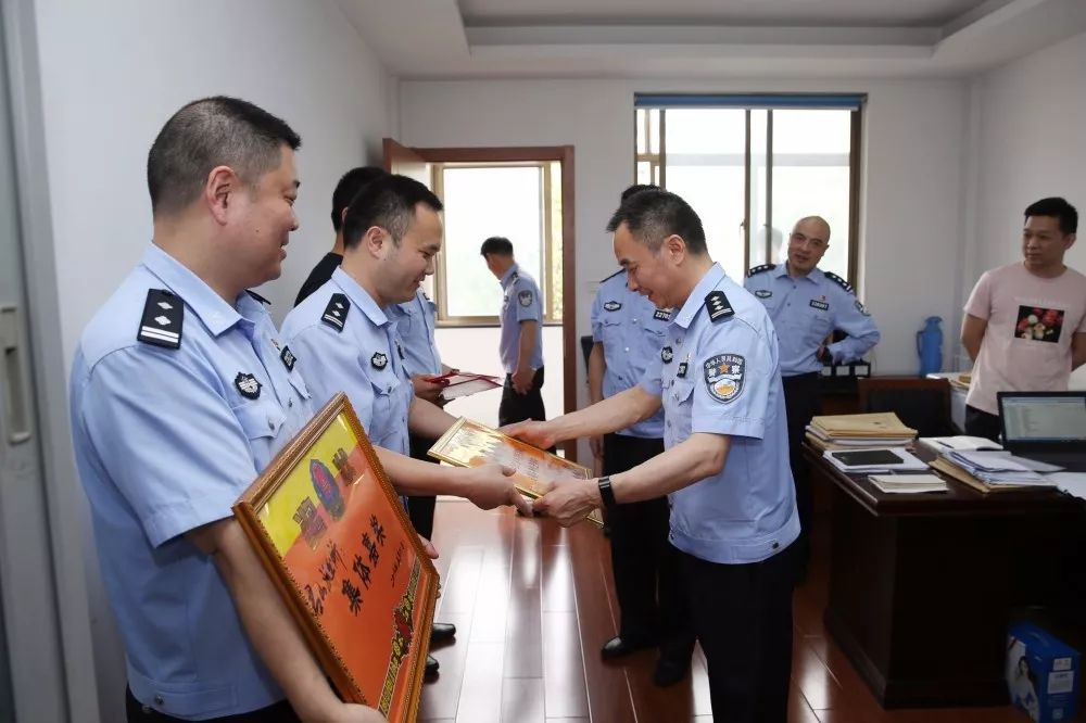 期间,严会东政委,朱福顺主任专门为在扫黑除恶专项斗争中受表彰的集体