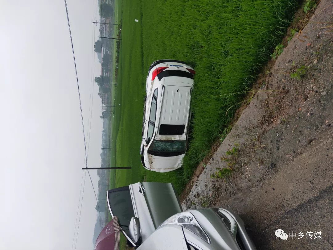 邵东灵官殿镇有一辆小车翻入稻田