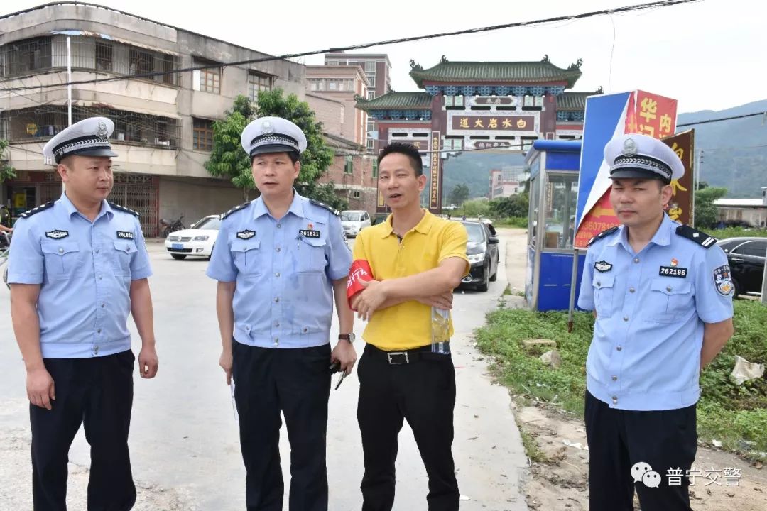 普宁公安交警派出所等多警种联合在梅塘镇开展交通秩序集中整治统一