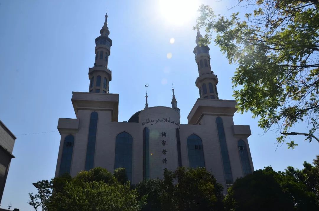 纳家营有个大清真寺,据说曾经是云南最大的清真寺,后来沙甸清真寺重建