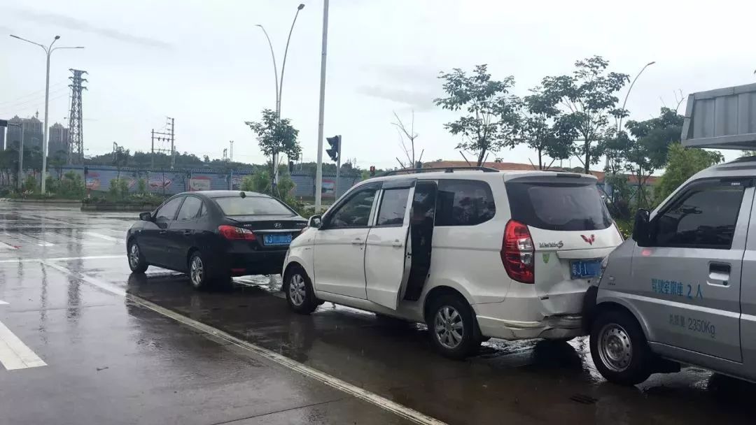 台山發生兩起連環追尾交通事故雨天行車需謹慎