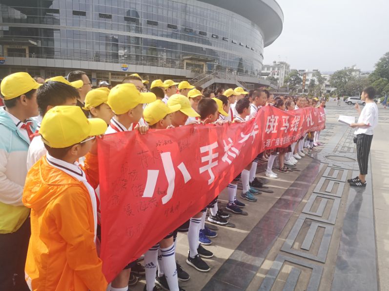 这个六一大理有群小学生风里雨里在路口等着你