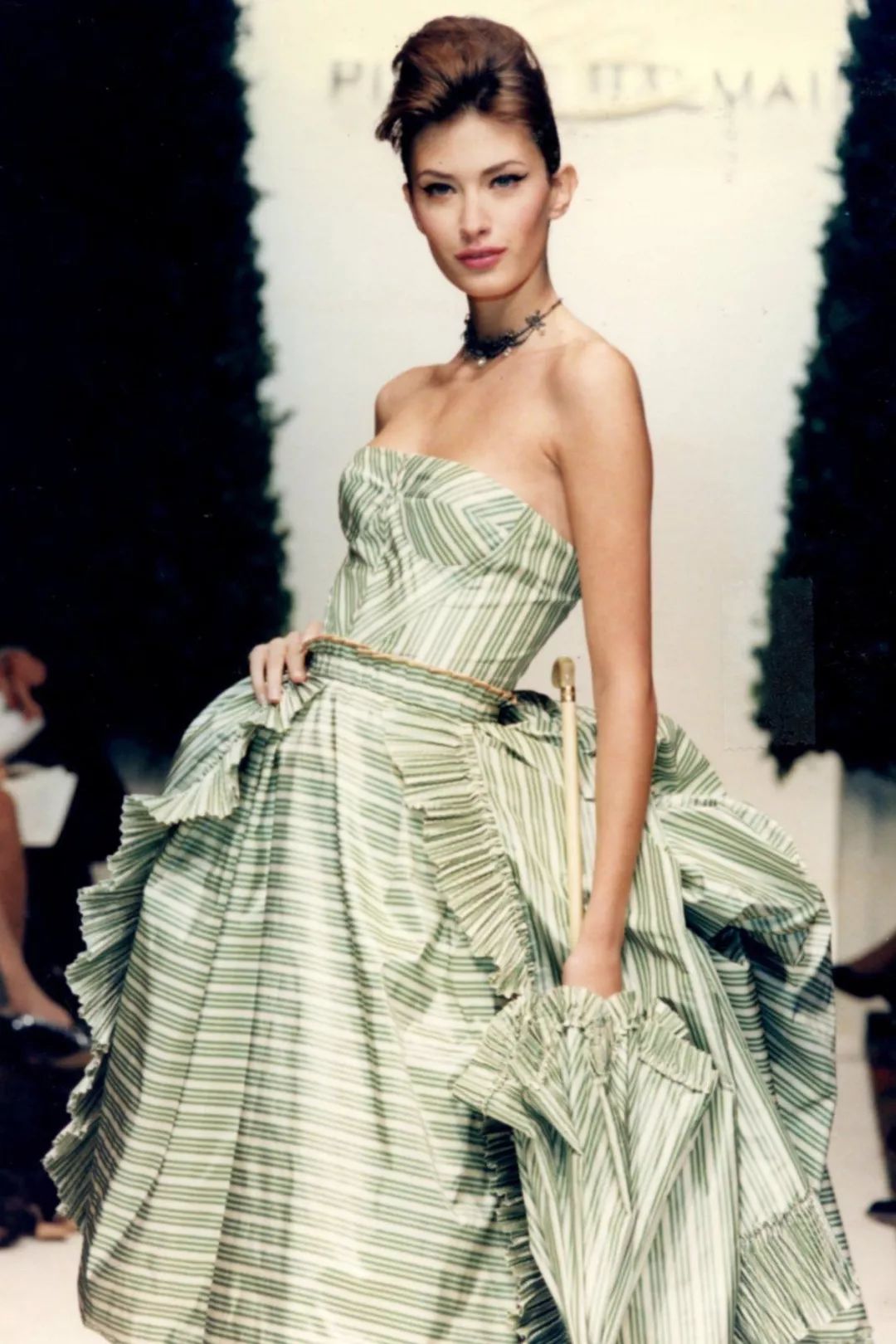 其实,早在1956年,oscar de la renta便已为美国驻西班牙大使的女儿