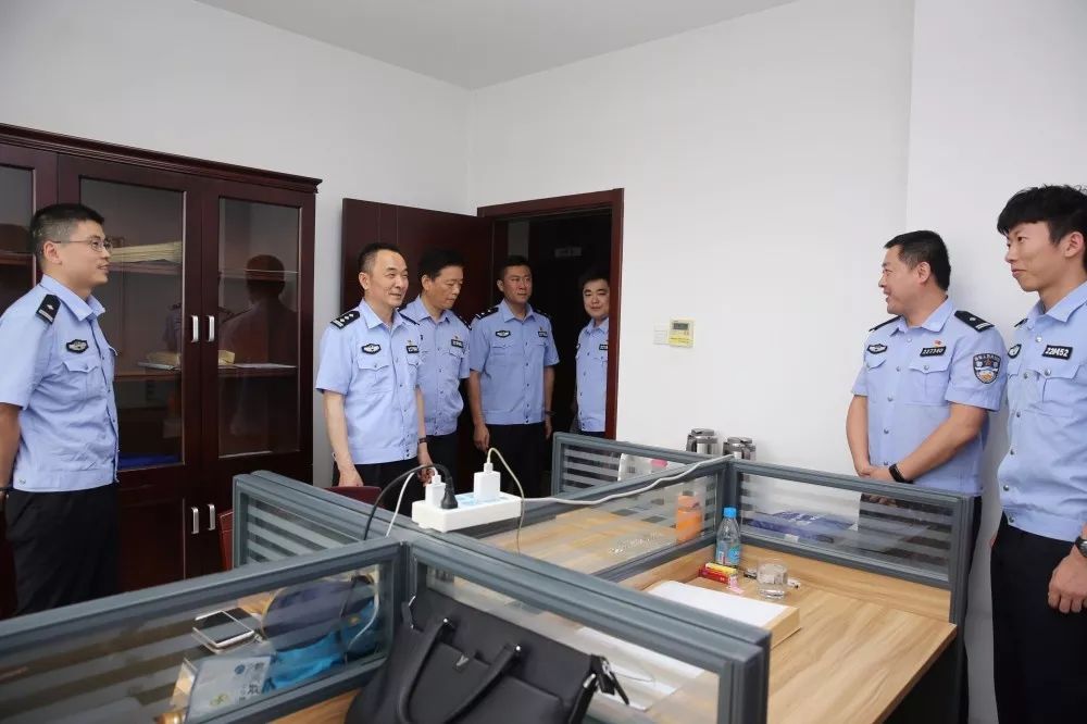 在市扫黑办,市公安局扫黑办和线索核查中心,严会东政委亲切慰问奋战在