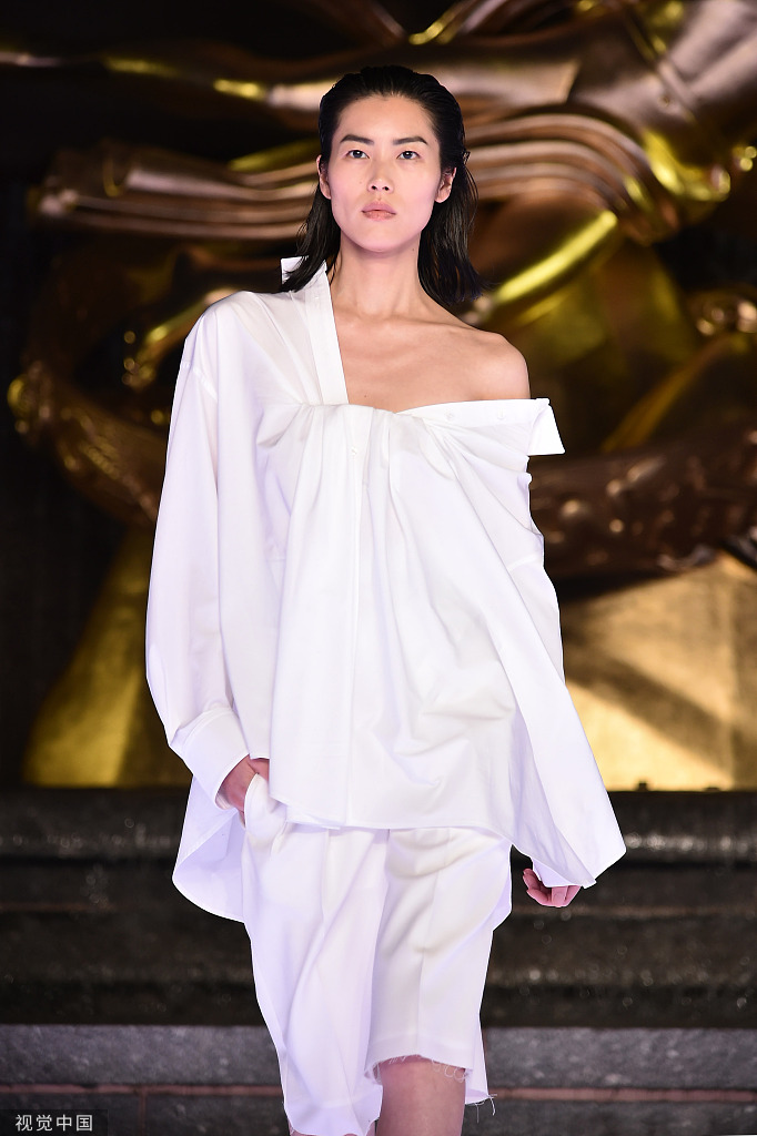 "大表姐"刘雯半露香肩 走秀霸气侧漏