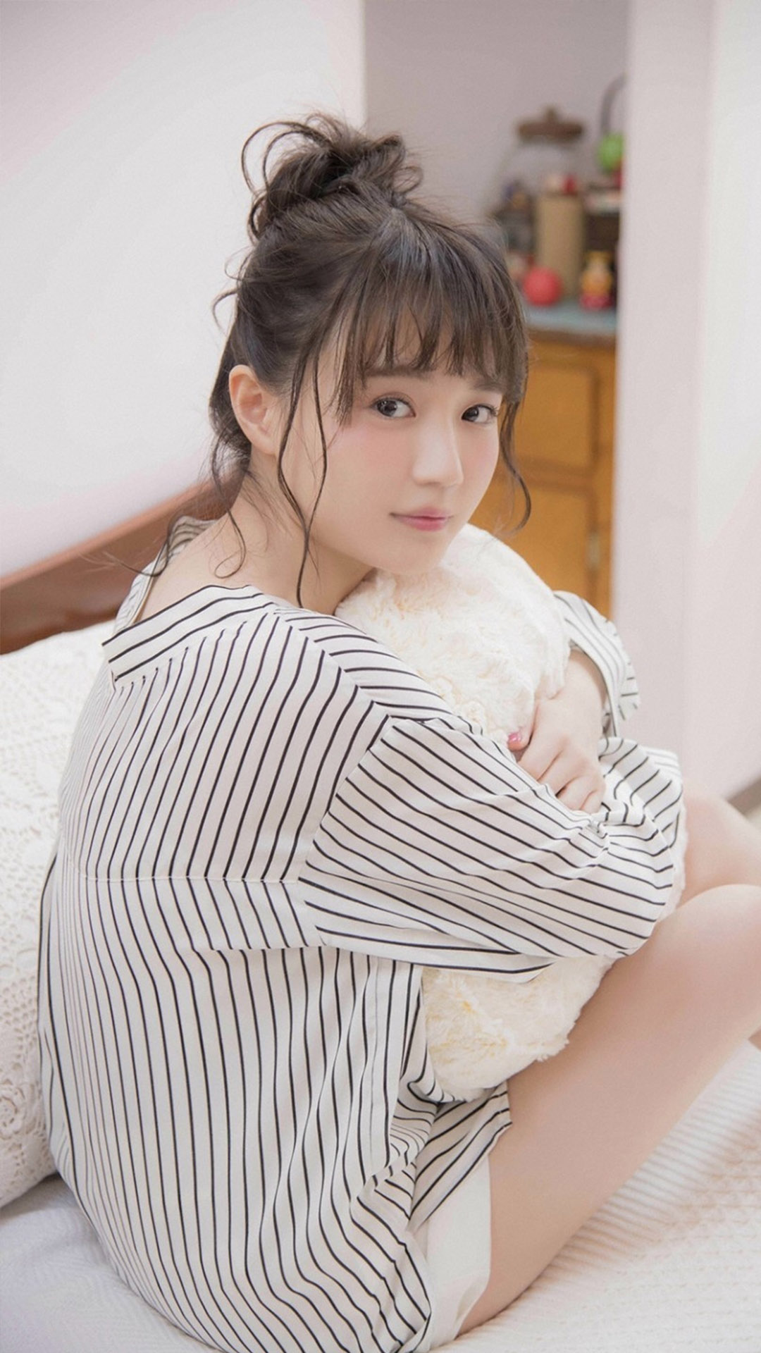 氧气美女丸子头清新写真图片手机壁纸