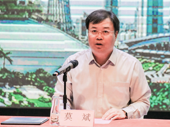 碧桂园集团总裁莫斌讲话启动仪式上,广东腾越公司总经理马小军与其他