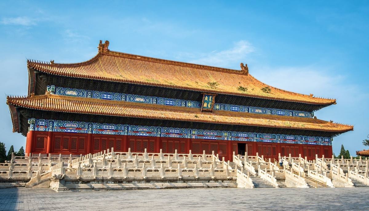 在中国古建筑的屋顶上!