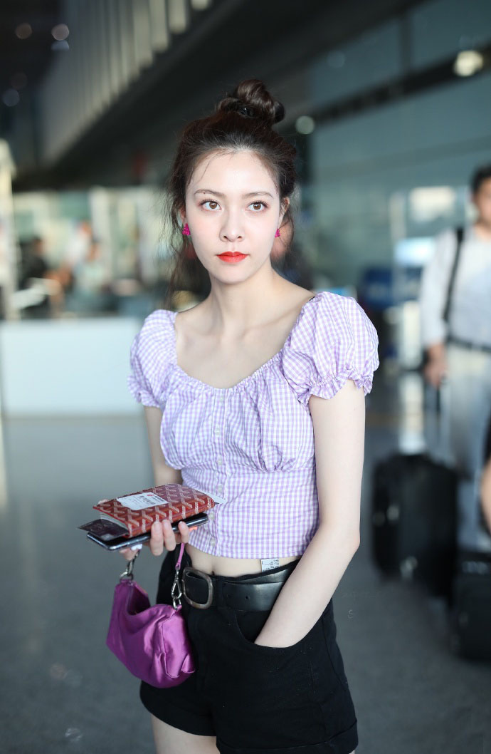原创25 的女人夏天别老是穿t恤,看宋妍霏4套格纹穿搭,清新又时髦!