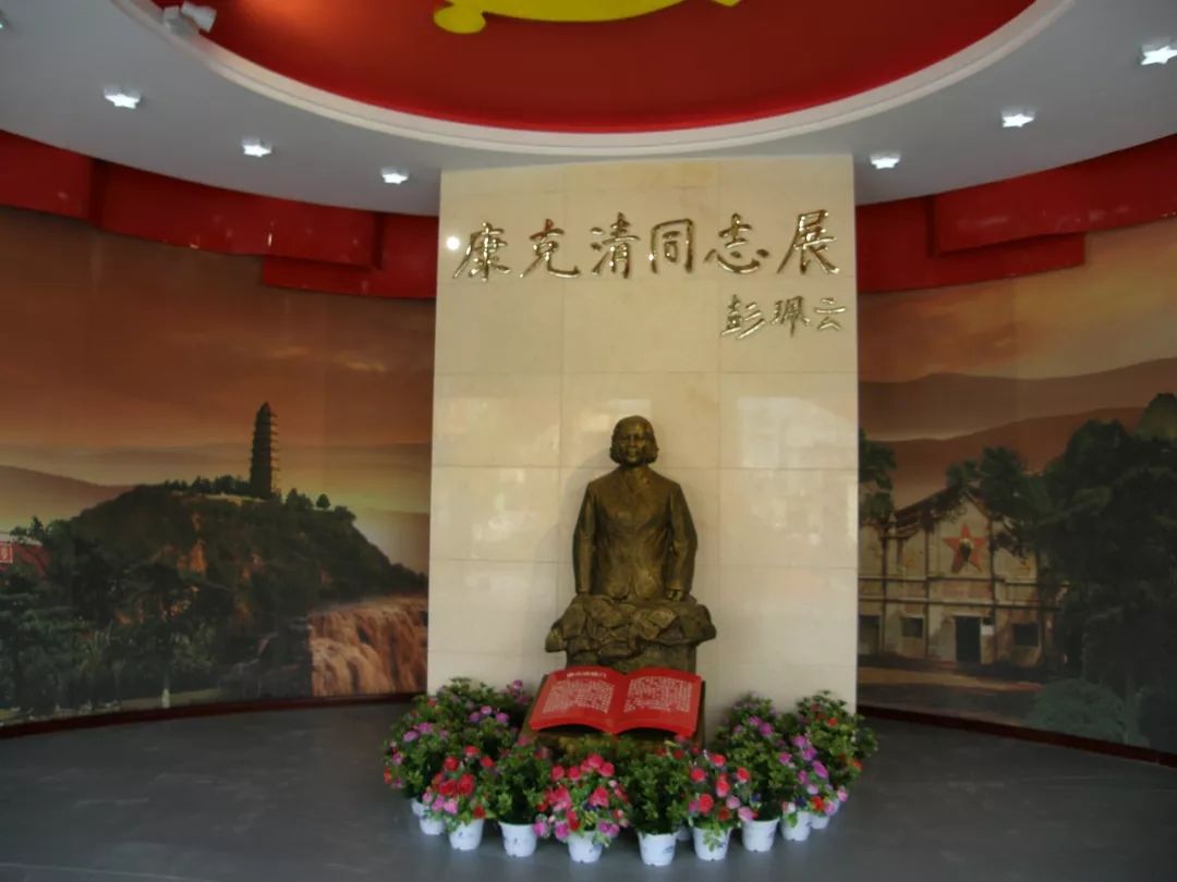 纪念馆一楼为康克清展览馆,二楼共有三个展厅:一是历史文物展厅,包括"
