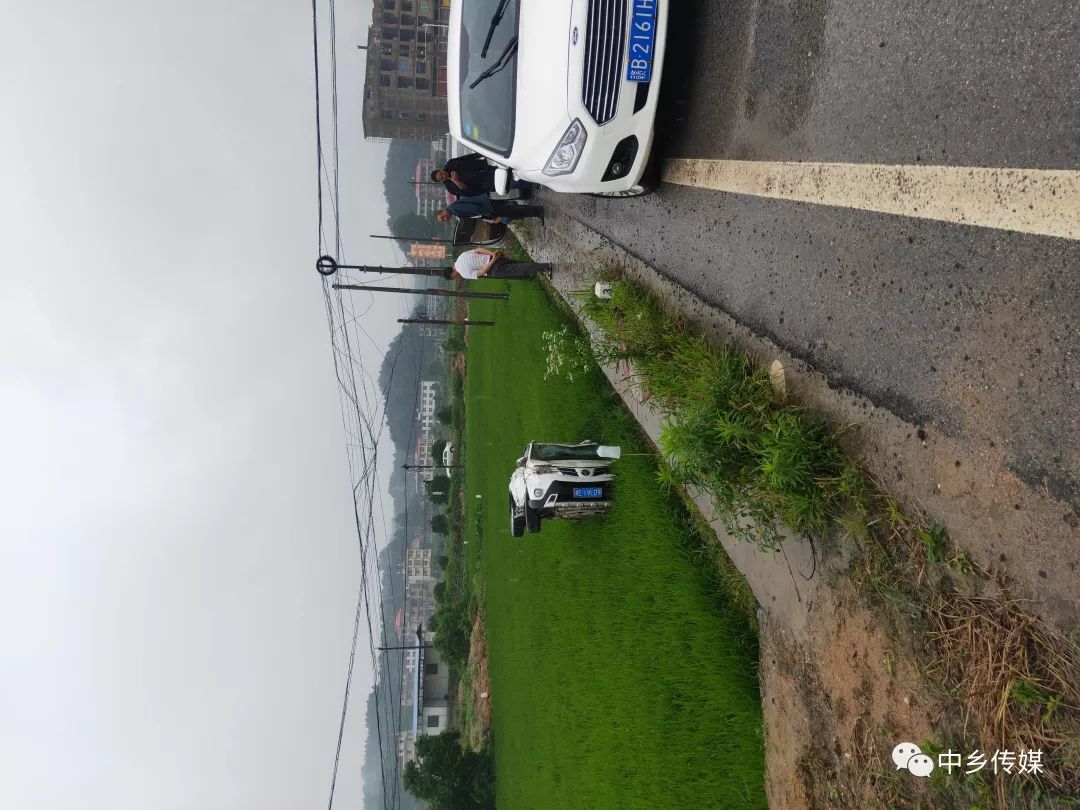 邵东灵官殿镇有一辆小车翻入稻田