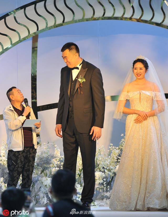 潘长江参加男篮韩德君婚礼给儿子递话筒身高差太萌