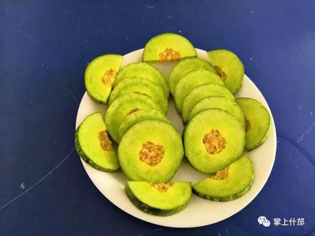 羊角蜜皮薄肉厚,香脆多汁,酷似羊角,闻着香,咬着脆,吃着甜,以其独特的