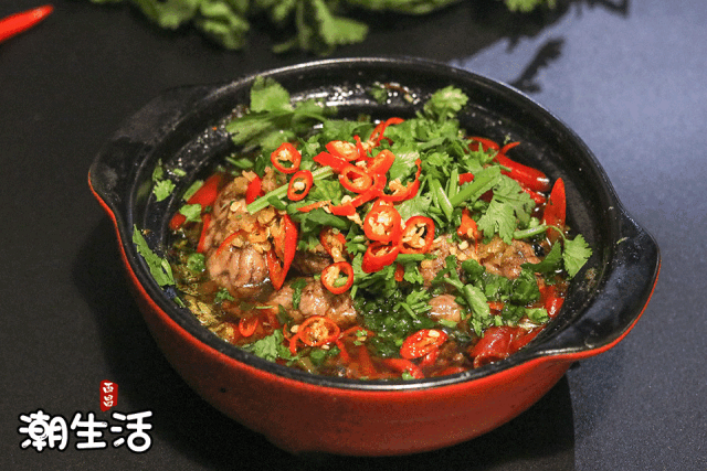 48元/份鲜嫩的脑花,装在砂锅里,配以佐料,经猛火烘烤,佐以四川人最