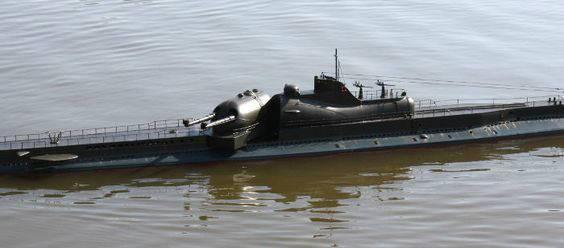 法国潜艇絮库夫号图片