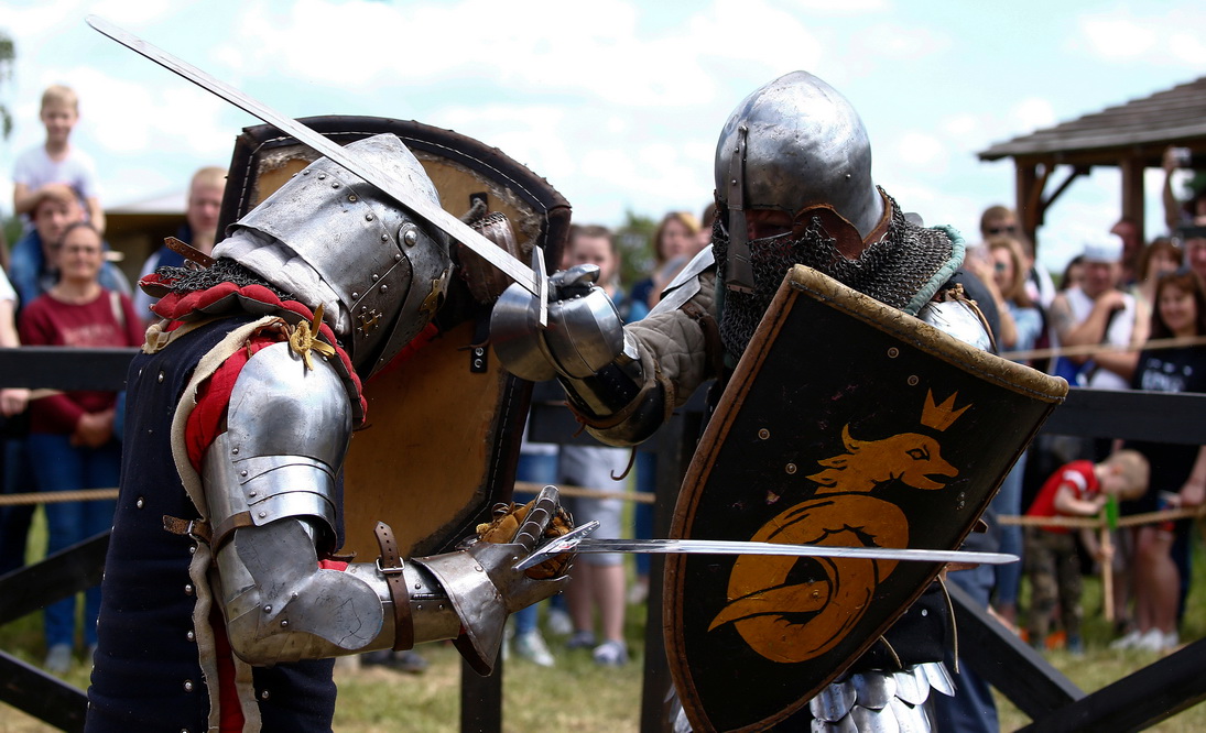 白俄罗斯:中世纪武士上阵"搏杀"