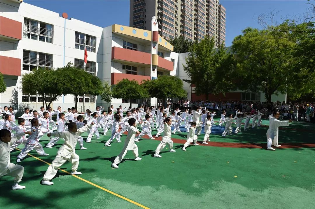 一起带来一首现场的家长和幼儿园老师们以及小朋友在海军某基地