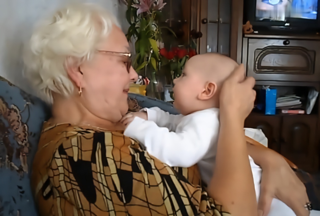 奶奶抱着小孙子聊天看着小萌娃满脸都是灿烂的笑容这就是爱