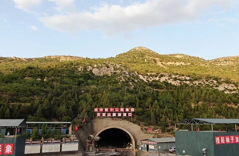 天龙山隧道进口在天龙山防火旅游通道的桥梁施工中,全部采用山西省