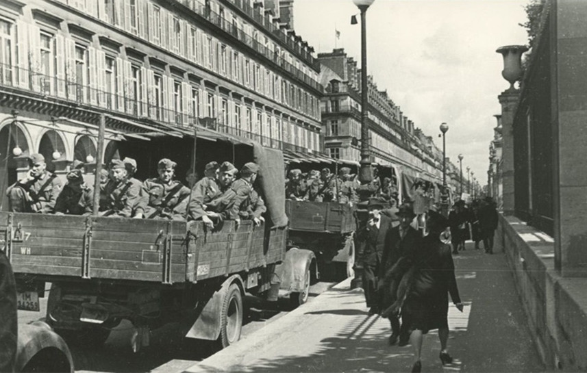 老照片:二战时希特勒占领下的法国巴黎,看那时的巴黎社会