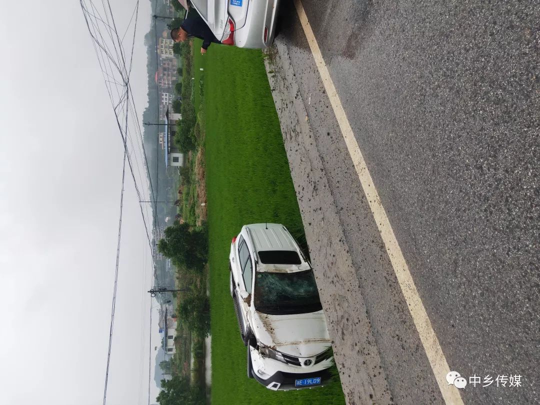 邵东灵官殿镇有一辆小车翻入稻田
