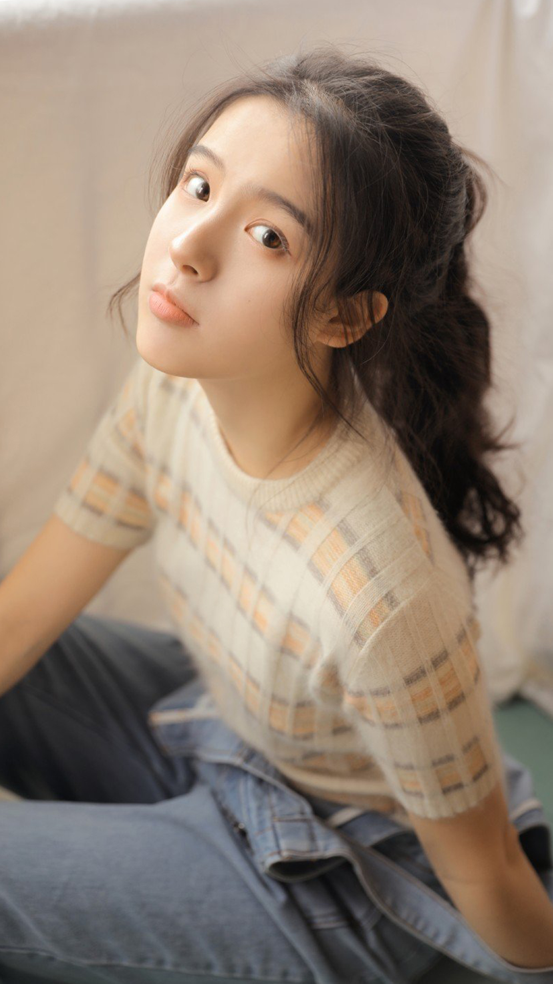 肤白美女居家清纯写真图片手机壁纸