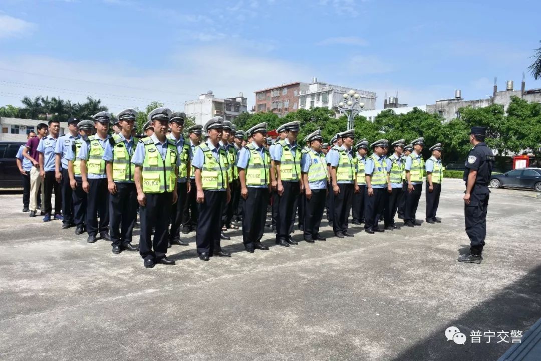 普宁公安交警派出所等多警种联合在梅塘镇开展交通秩序集中整治统一