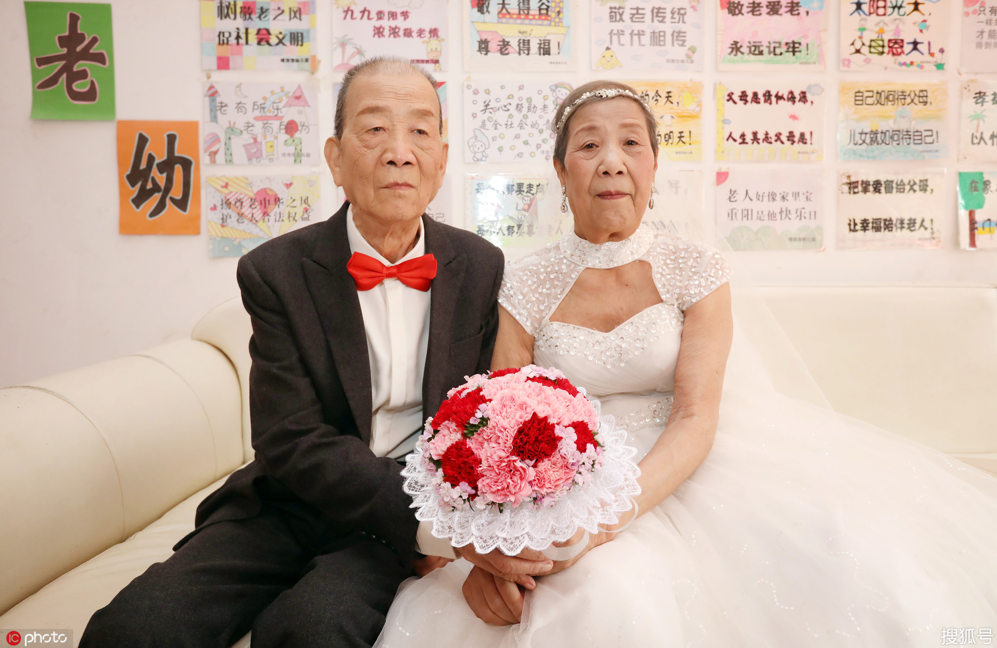 还为三对老人举办了一场独特的结婚纪念日庆典