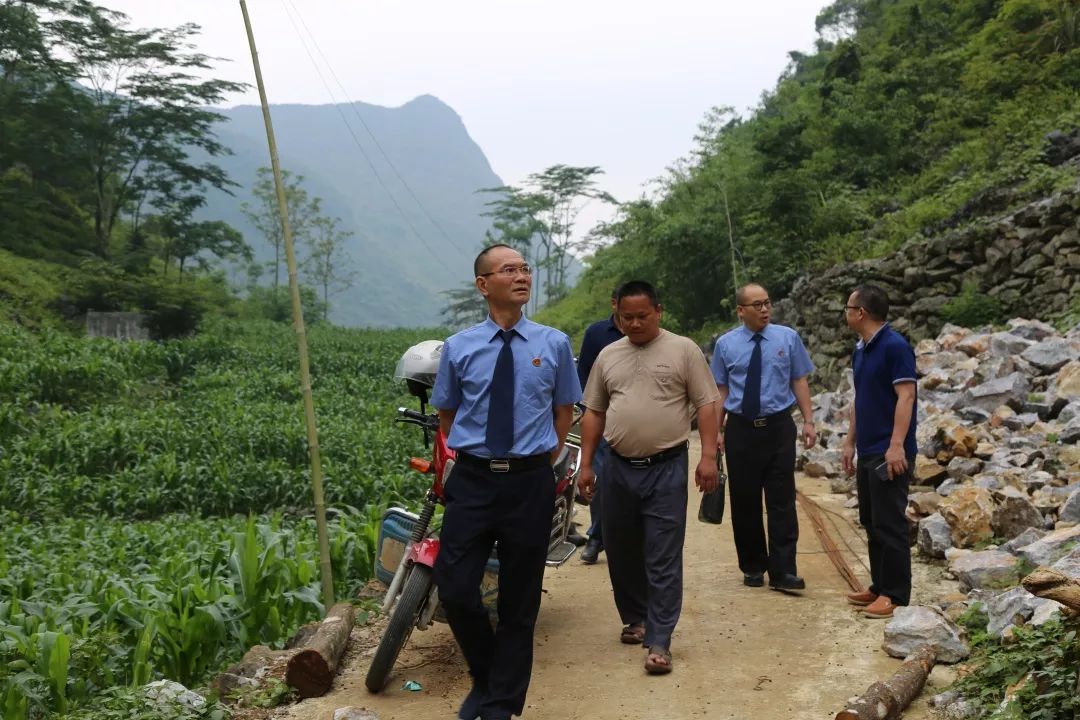 2019年"六一"儿童节即将来临之际,大化县人民检察院再度深入大化县雅